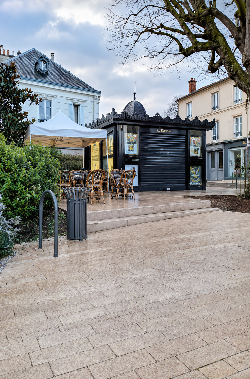 Le kiosque K’RÉ GOURMAND et sa terrasse, place de Rottembourg